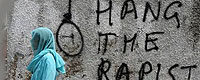 12Cuelguen violadores grafiti paredon India