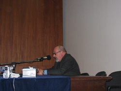 Dr. Juan Alberto Rambaldo lee la ponencia del Dr. Pablo Eguren