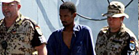 27Militares_escoltan_piratas_somalies